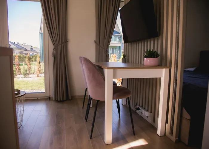 Lilly With Pool And Terrace Апартаменти *