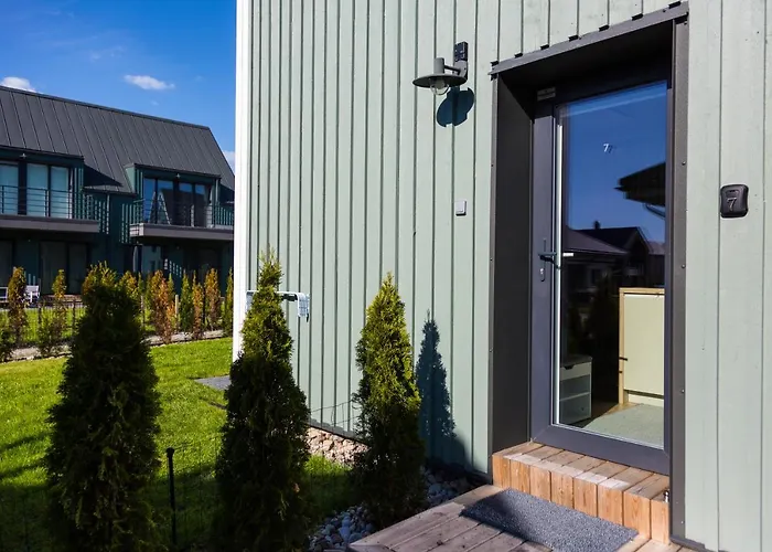 Lilly With Pool And Terrace Апартаменти *